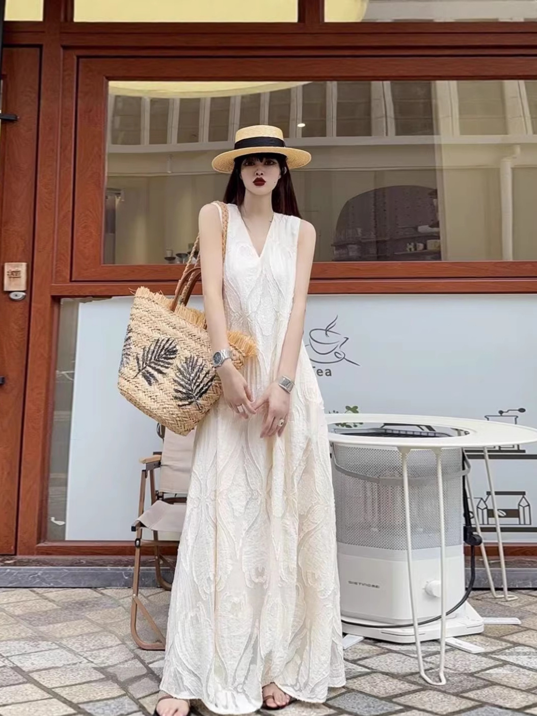 法式茶歇风V领无袖白裙子女夏宽松显瘦慵懒肌理感长款度假连衣裙