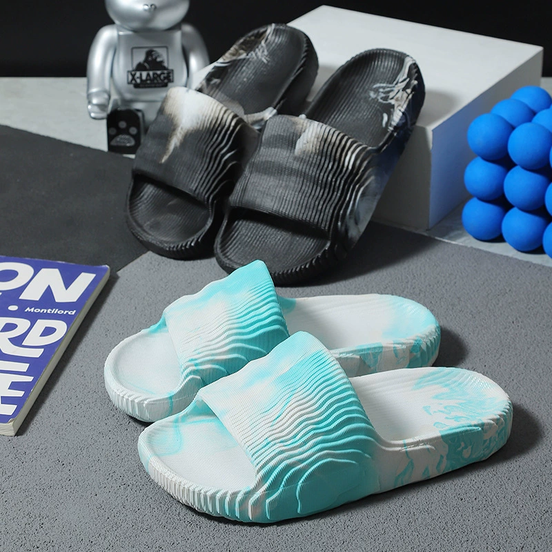 Мужские тапочки 2023 Новая летняя верхняя одежда Модные домашние сандалии и тапочки для ванны с толстой подошвой для дома и дома с мягкой подошвой