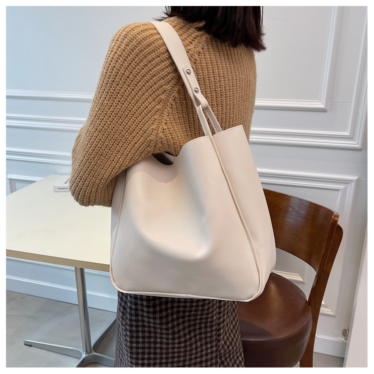 300g Weight Magnetic Buckle Closure Type Single Shoulder Strap Strap Type Bucket Bag Bags Type Pu Leather Material Solid Color Pattern Streetwear Style Beige, Black Color Large Size Large Pu Leather Streetwear Bucket Bag 9