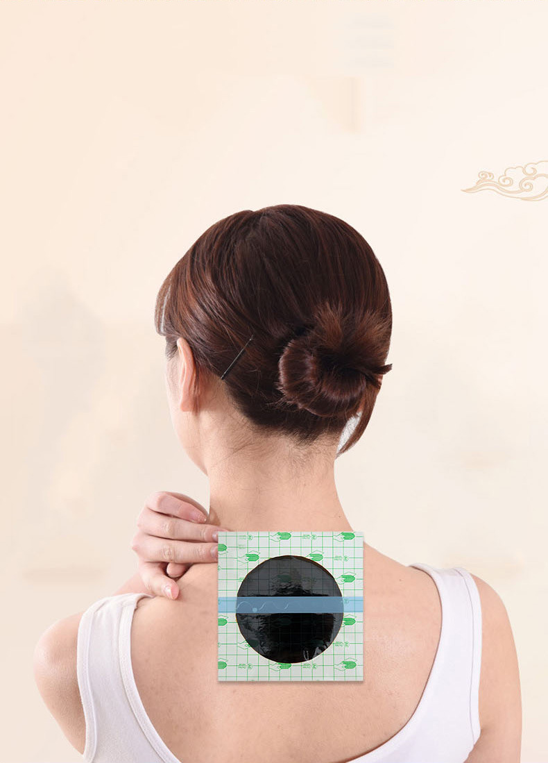Yao Benren Lao Hei Gao Far Infrared Neck Shoulder Waist Leg Joint Patch 14cm x 14cm Single Sachet in use