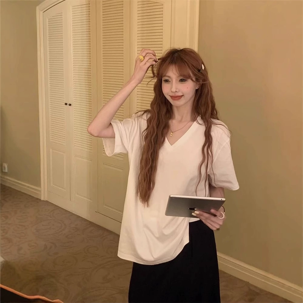 Женская футболка с коротким рукавом, простой V-образный вырез, однотонная, свободного кроя, летняя новинка 2025 года, повседневная, универсальная, для студенток.