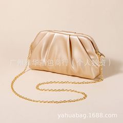 ネットの赤い新型の手提げ雲の包みの晩餐の包みの女性のファッションのわきの下の包みはシワの斜めのショルダーバッグの本革のハンドバッグを掛けます。