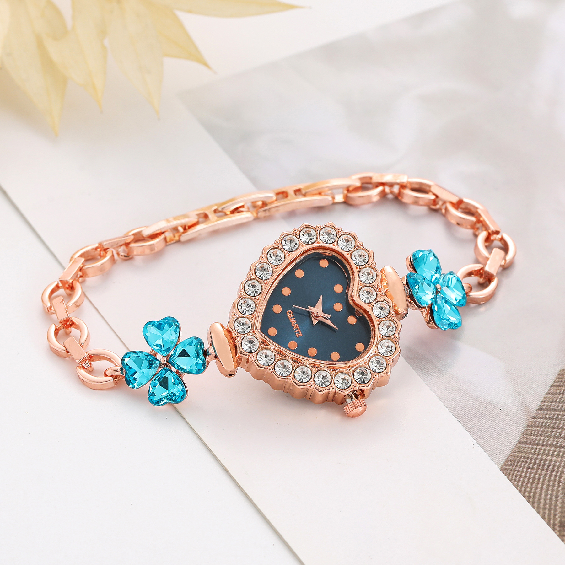 新款爱心镶钻石四叶草简约时尚可调节手链女士石英手表高颜值爆款