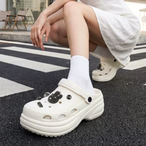 Женские тапочки в стиле Crocs на платформе, нескользящие пляжные босоножки, увеличивают рост, подходят для носки на улице