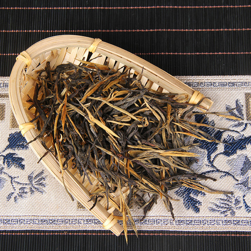 Wholesale 2024 spring tea, Yunan Fengqing red tea, Dianhong Gongfu pine needle red tea, 90g box