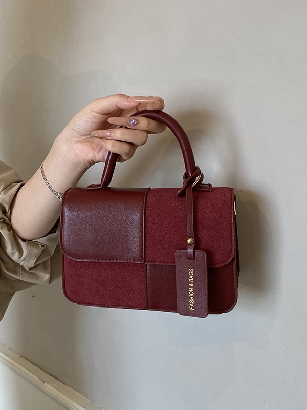 Bolsos de mano de textura alta para mujeres 2025 nueva tendencia europea y americana cruzada retro empalme versátil mochila