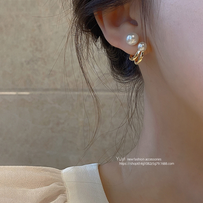 Luz de lujo de alto nivel nicho de diseño femenino sensación de aretes de bordilla temperamento perla asimetría joyería perla al por mayor