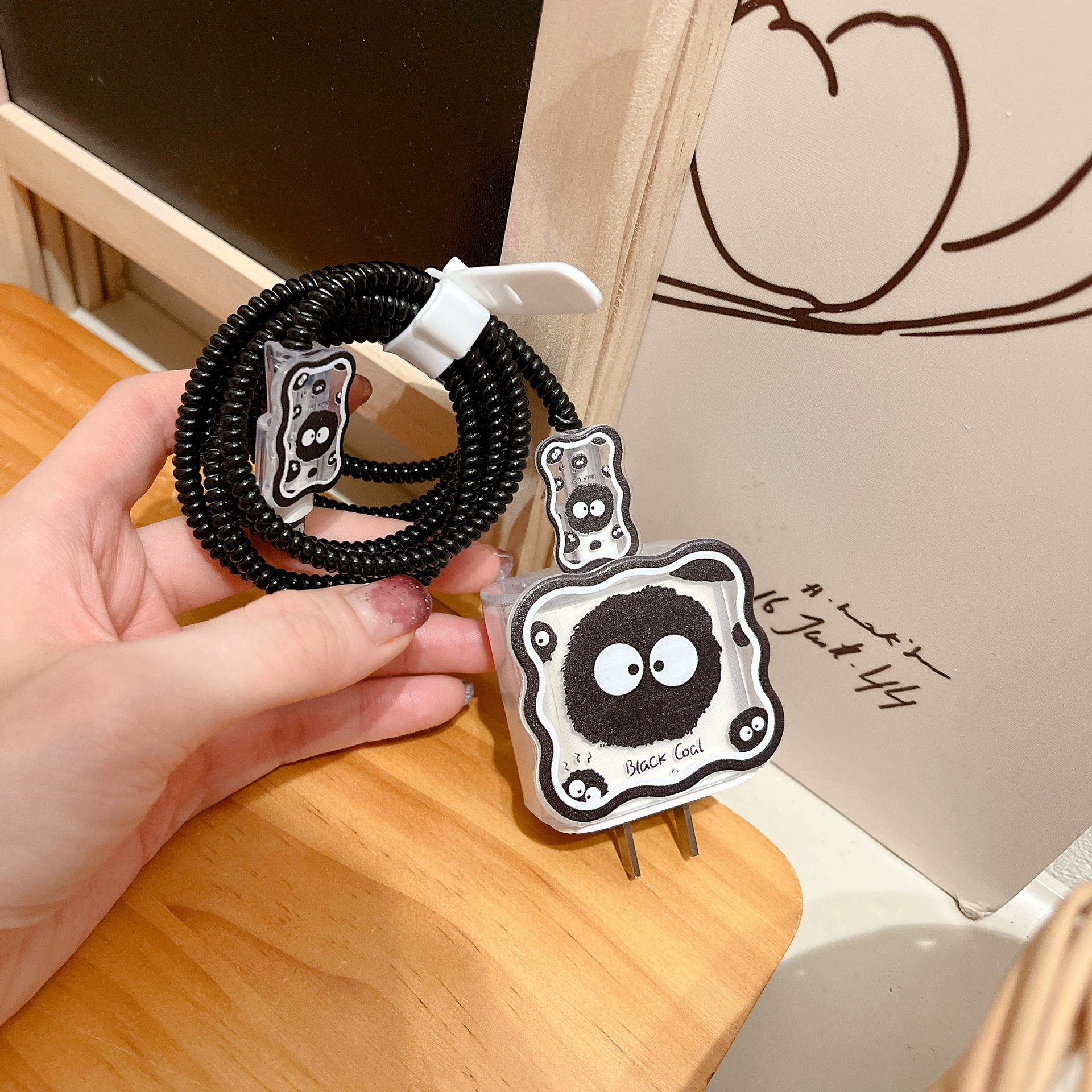 Защитный чехол для зарядного устройства Apple, защитный чехол для кабеля данных, защитная застежка, защита от разрыва, в виде мультяшного черного газового волнообразного узора.