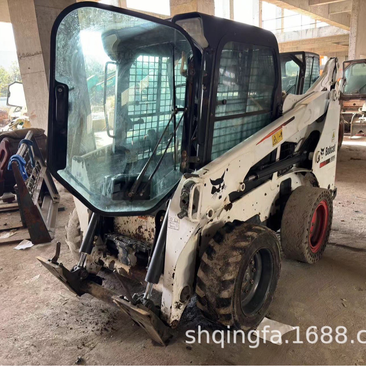 山猫s550多功能滑移装载机道路清扫车Bobcats550skidsteerloader