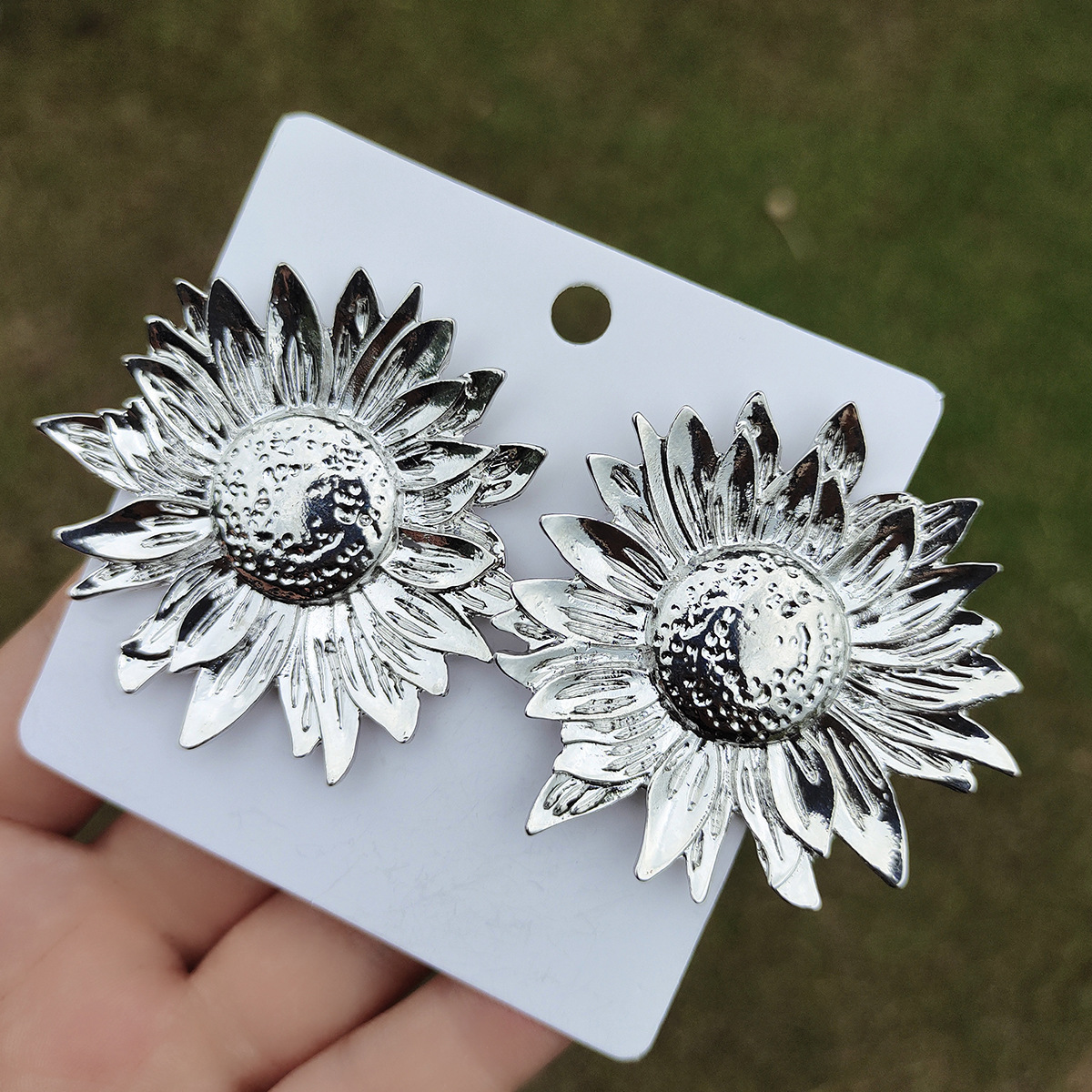 Women's Retro Exaggerated Fashion Flowers Alloy Earrings Plating No Inlaid Drop Earrings display picture 5