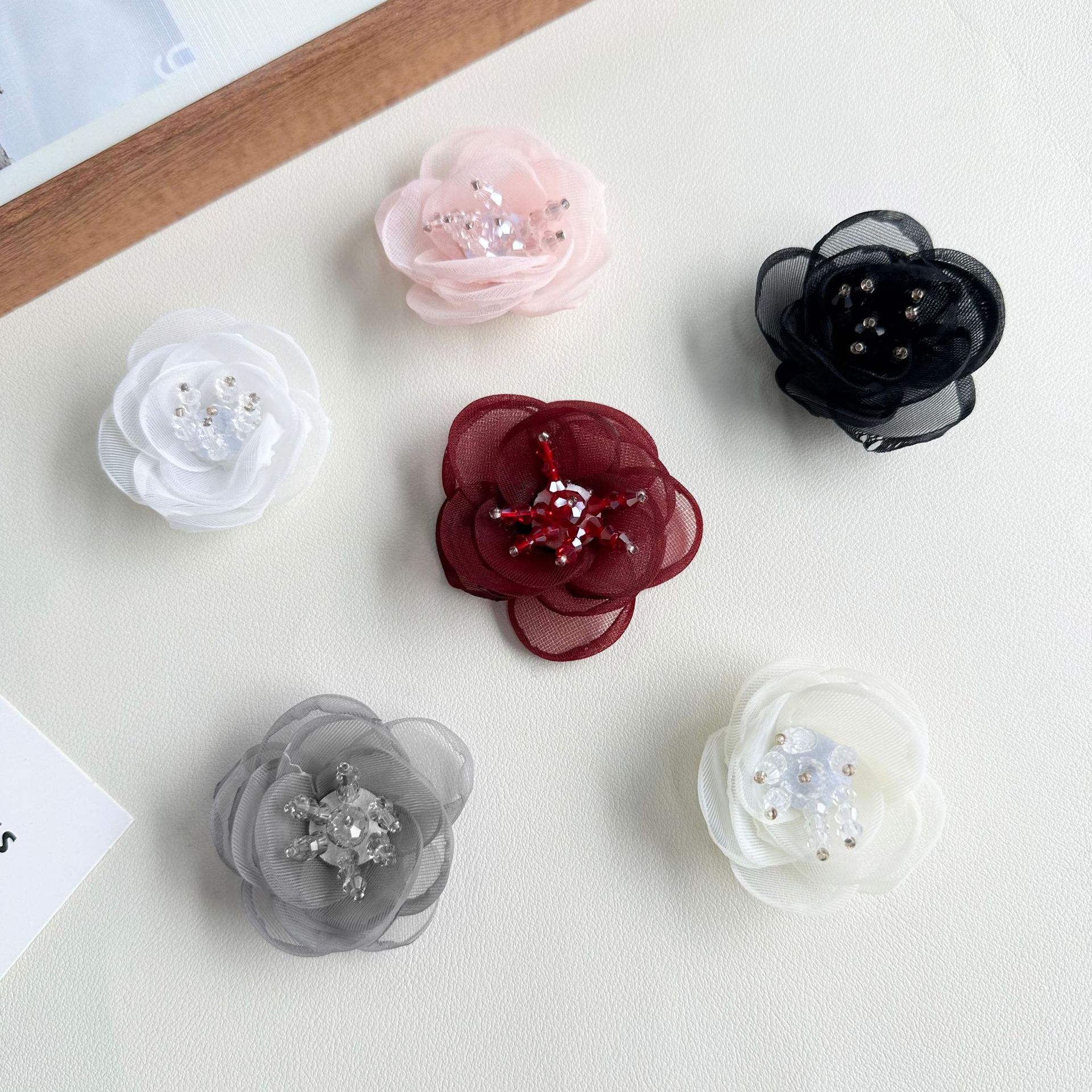 Adornos florales tridimensionales con incrustaciones de diamantes de imitación, decoraciones de moda versátiles multicolor, accesorios para el cabello hechos a mano, accesorios de vestir. image 3