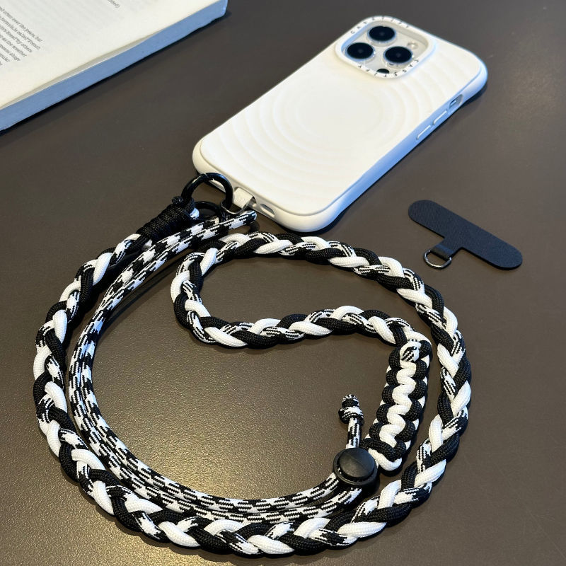 カラーの携帯電話のひもの3本の編みのロープの女子学生は斜めに背もたれのひもにまたがります。|undefined