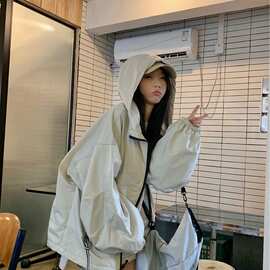 设计复古夹克上衣MM美式外套女春秋感大码小众300连帽斤胖冲锋衣