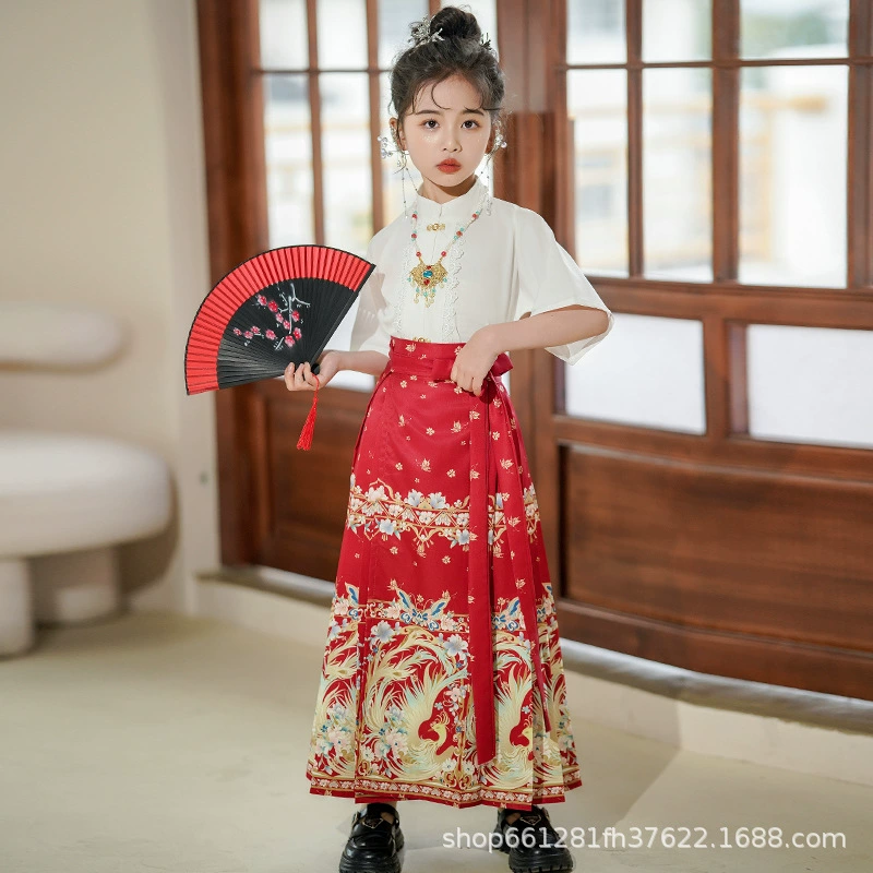 Девушка юбка с конским лицом весной и летом