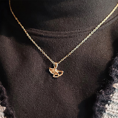 New simple necklace for women, summer fairy spirit, versatile, non-fading, light luxury, niche ginkgo leaf design clavicle chain