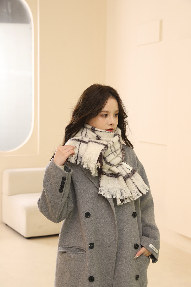 Écharpe pour fille hiver 2024 nouvelle écharpe à pompon polyvalente haut de gamme version coréenne, châle chaud et épais, beige tendance_voghion.com