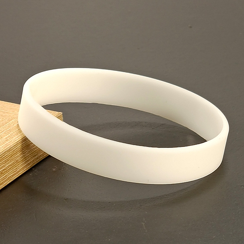 Fabricantes al por mayor de color sólido apertura nocturna pulsera de silicona pulsera de goma deportiva pulsera logotipo personalizado