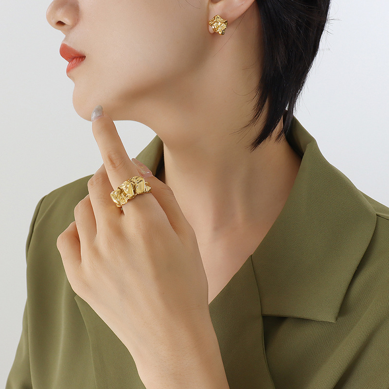 Temperamento retro de las mujeres estilo coreano personalizado diseño de nicho en relieve elegante anillo cóncavo-convexo pendientes traje de joyería