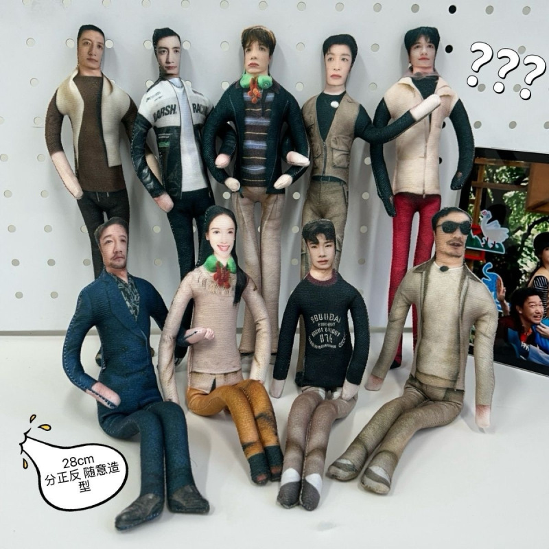 The New Model Is Ready to Go Now: Mouse-Shaped Accessories for Bai Jingting, Jin Chen, Shen Teng, Wang Anyu, Fan Chengcheng, and Hu Xianxu The New Model Is Ready to Go Now: Mouse-Shaped Accessories for Bai Jingting, Jin Chen, Shen Teng, Wang Anyu, Fan Chengcheng, and Hu Xianxu