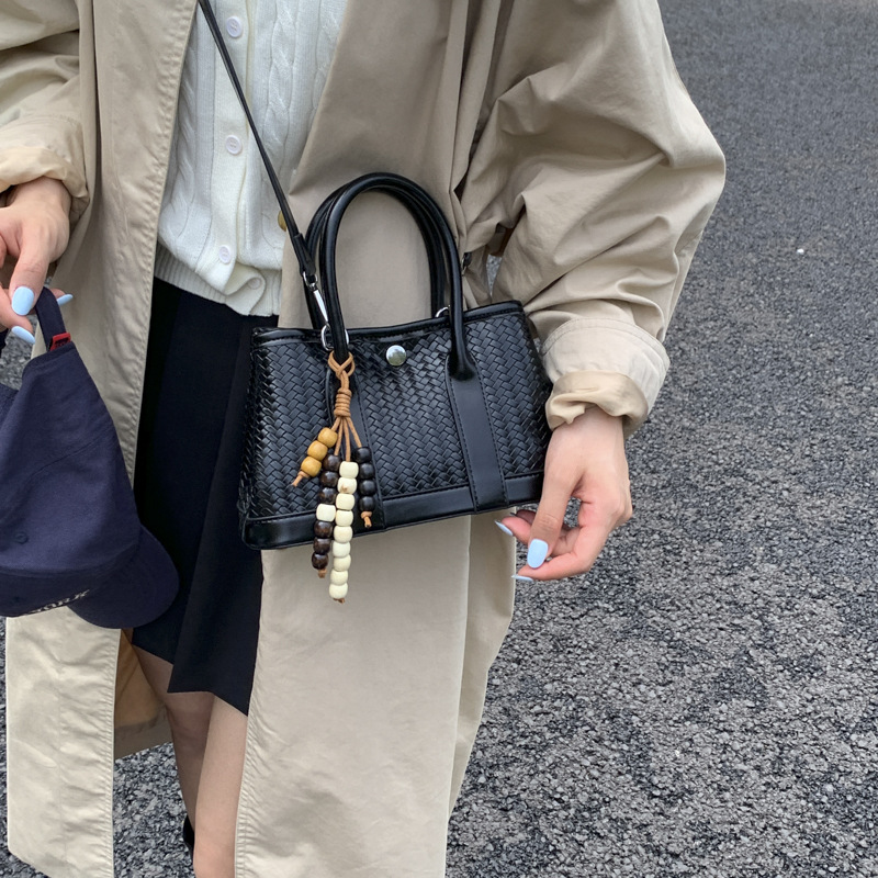 Bolsa de mano de alto nivel transfronterizo trenzada bolsa de cubo de agua para mujeres otoño y invierno 2025 nuevo estilo extranjero bolso de hombro bolso de mochila versátil