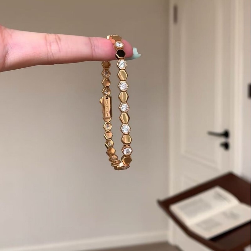 "Honeycomb Star Ripple" Korean-style classic diamond-studded diamond-shaped honeycomb bracelet for women, a lightweight and elegant everyday accessory, plated with real gold "Honeycomb Star Ripple" Korean-style classic diamond-studded diamond-shaped honeycomb bracelet for women, a lightweight and elegant everyday accessory, plated with real gold