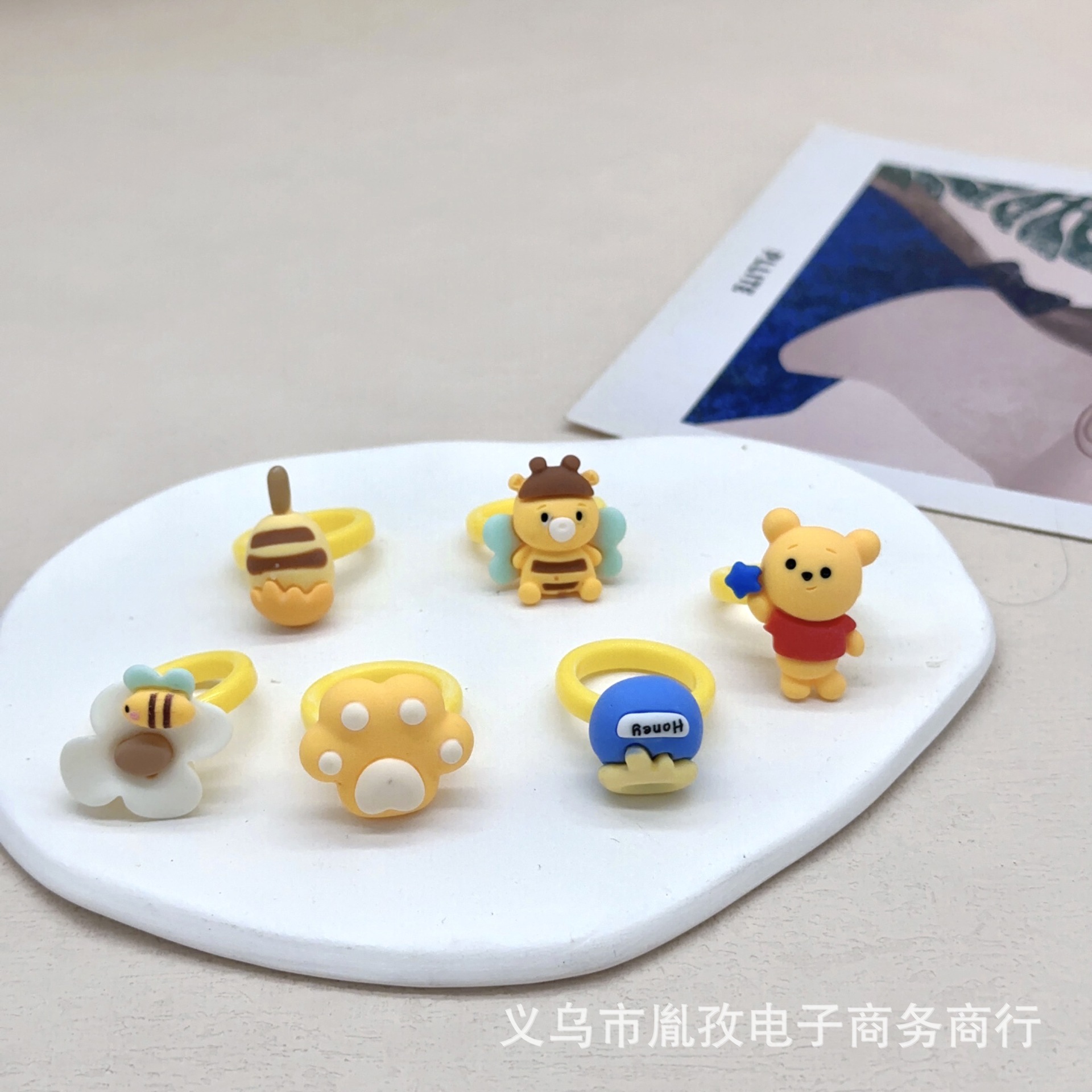 Anillo divertido de dibujos animados lindo anillo de dedo índice de resina acrílica femenina ins nicho diseño oso anillo de olla de miel moda