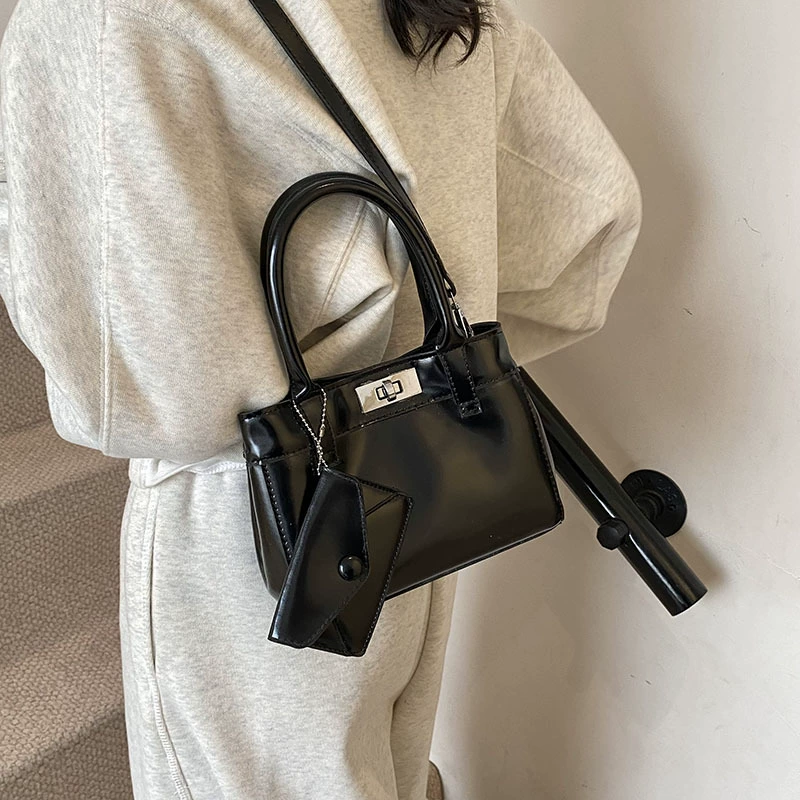 Сумка через плечо (one-shoulder), модная сумочка, в цветах фуксия, чёрный, белый, жёлтый