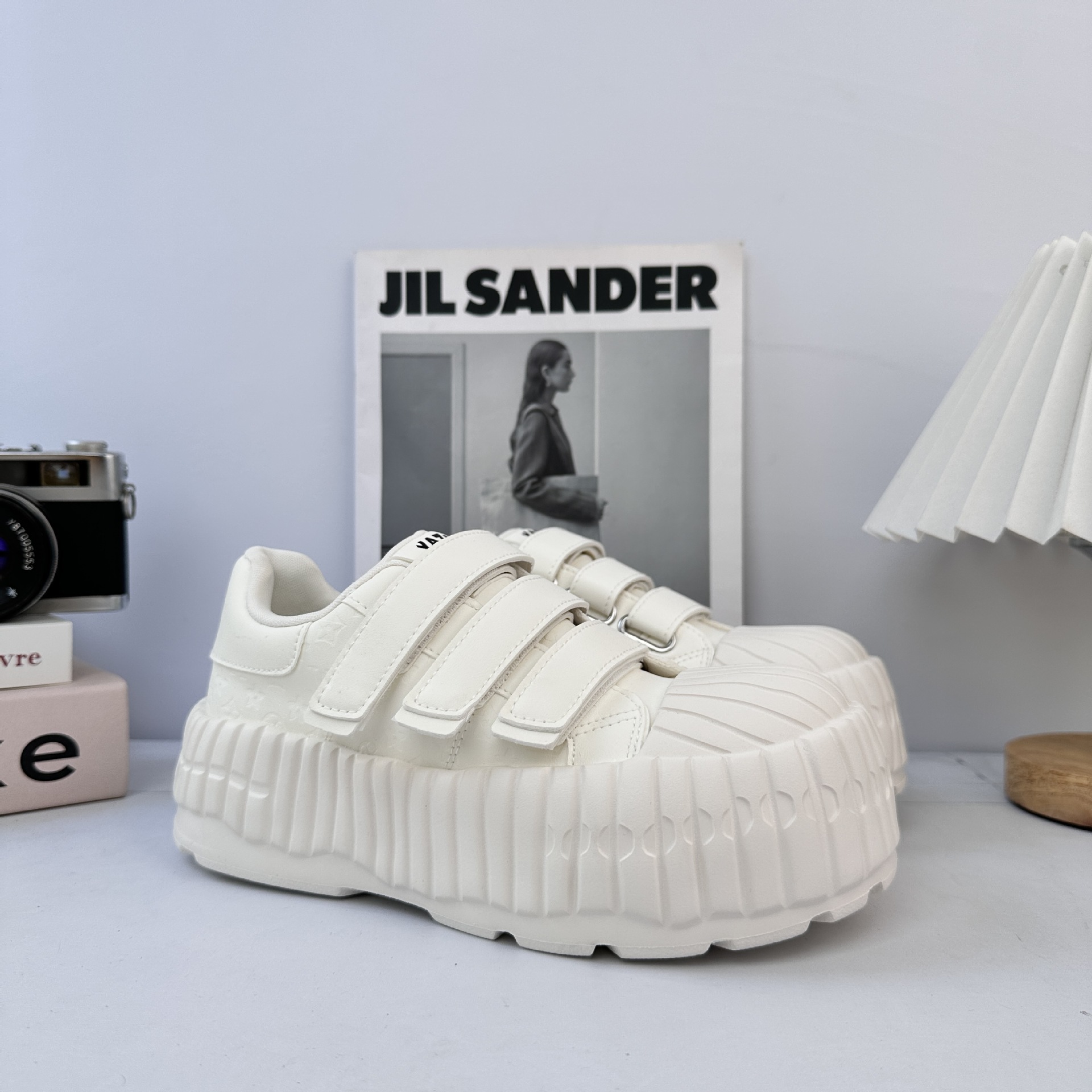 Velcro rosa muffin skate zapatos de mujer feos 2025 otoño nuevo chic nicho de diseño deportivo zapatos blancos pequeños