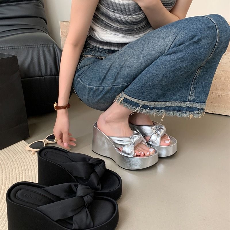 Women's Summer Outdoor Slippers with Thick Soles, Fashionable and Trendy, Perfect for Pairing with Dresses, High Heels, Stunning Black Wedge Heels, 2025 New Model Sandals Women's Summer Outdoor Slippers with Thick Soles, Fashionable and Trendy, Perfect for Pairing with Dresses, High Heels, Stunning Black Wedge Heels, 2025 New Model Sandals