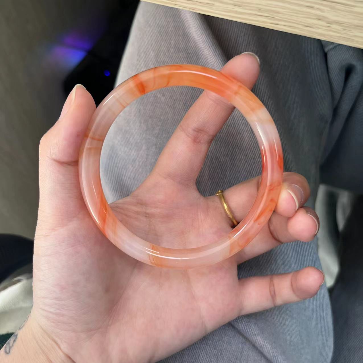 El pequeño libro rojo imita la pulsera de jade con la misma barra de vidrio grueso de un paso sonido pulsera de miel de arce rojo