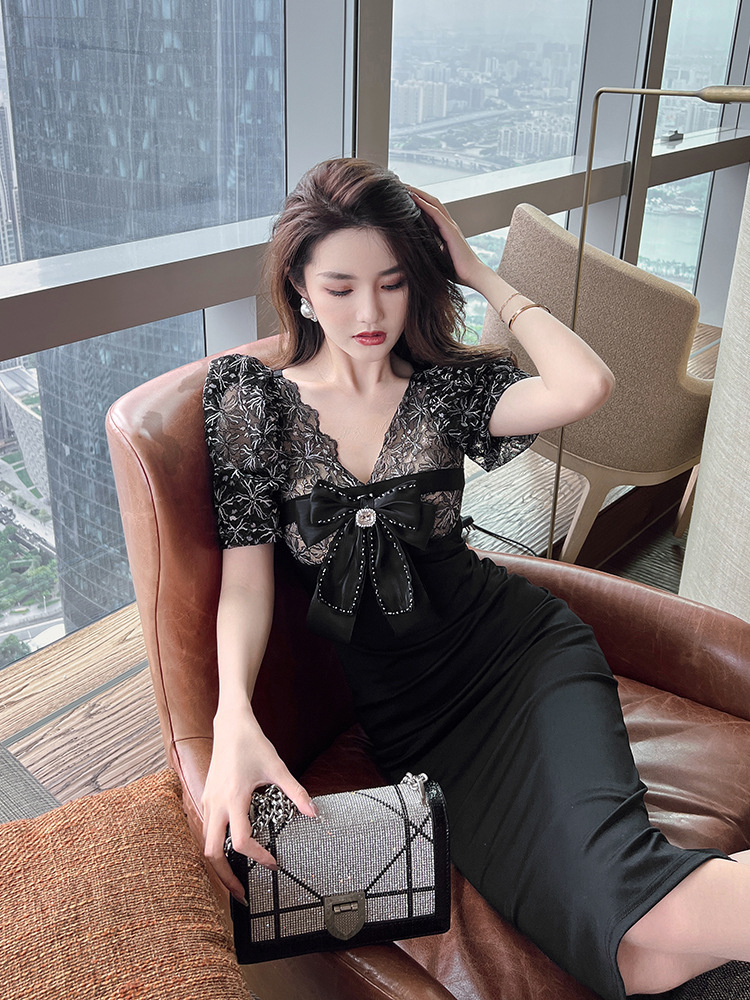 Đầm ôm body nữ phong cách trưởng thành, tay ngắn, cổ tròn, eo ren kết nơ, phối ren cut-out, ôm hông — màu đen