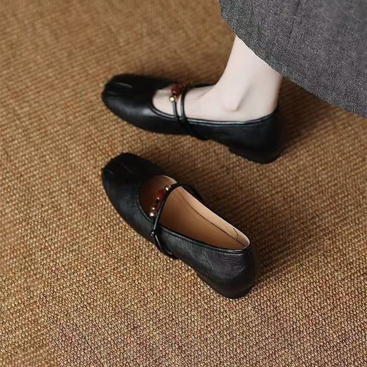 High-Quality Classic and Beautiful Low-Heeled Shoes, 2026 Spring French Style Small Single Shoes in Coffee Color, Versatile Shoes for Women to Wear with Skirts High-Quality Classic and Beautiful Low-Heeled Shoes, 2026 Spring French Style Small Single Shoes in Coffee Color, Versatile Shoes for Women to Wear with Skirts