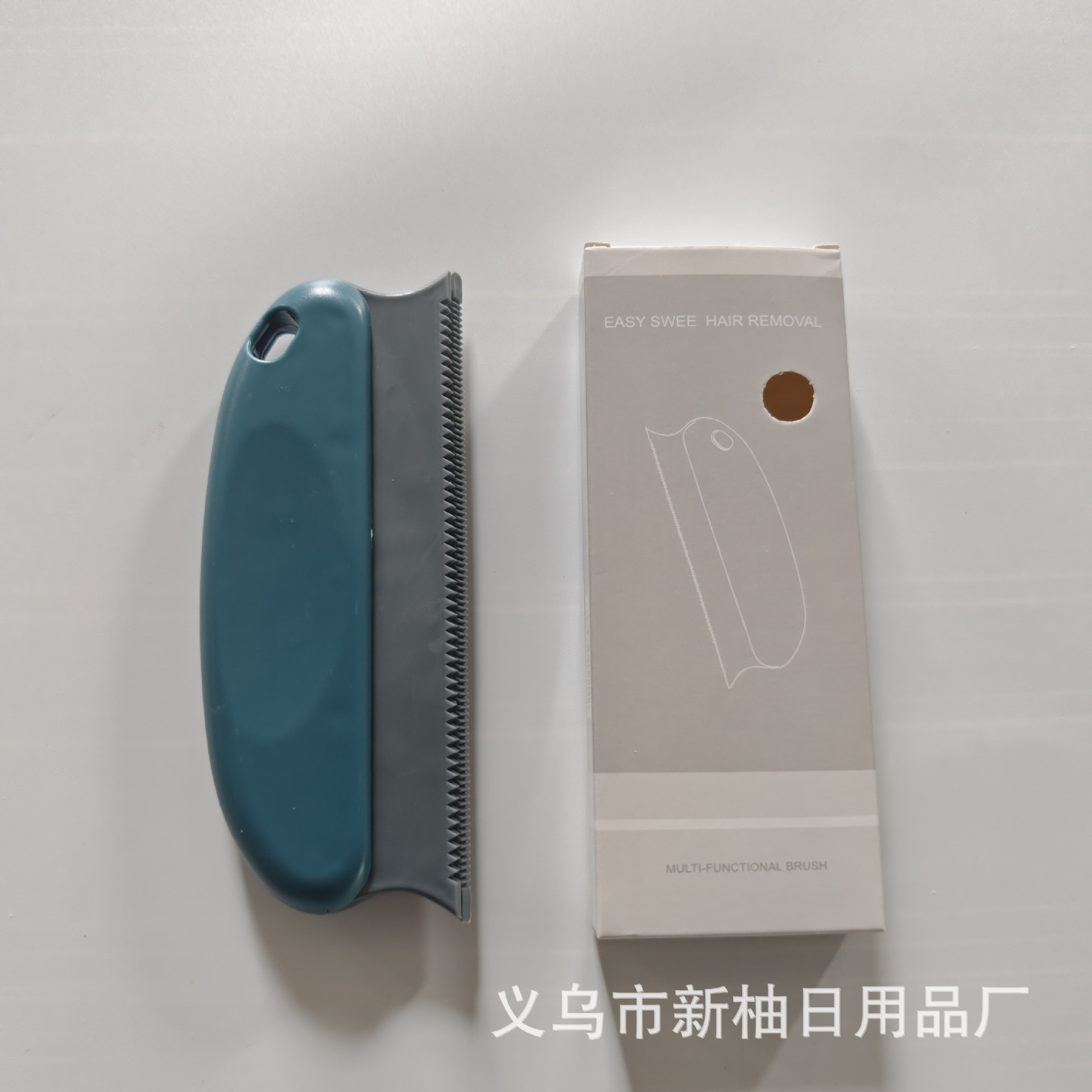 Caja de color azul oscuro.