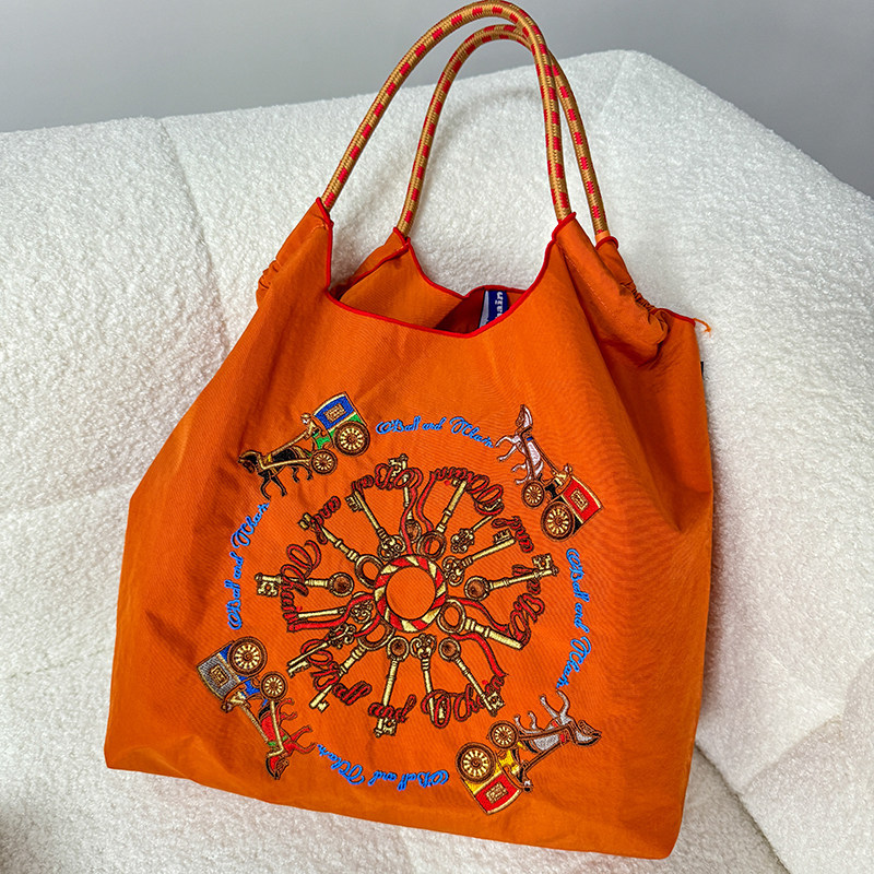 厳選ネット赤同項日系ボールチェーン刺繍レジ袋女性ファッション小衆大容量シングルバッグ潮