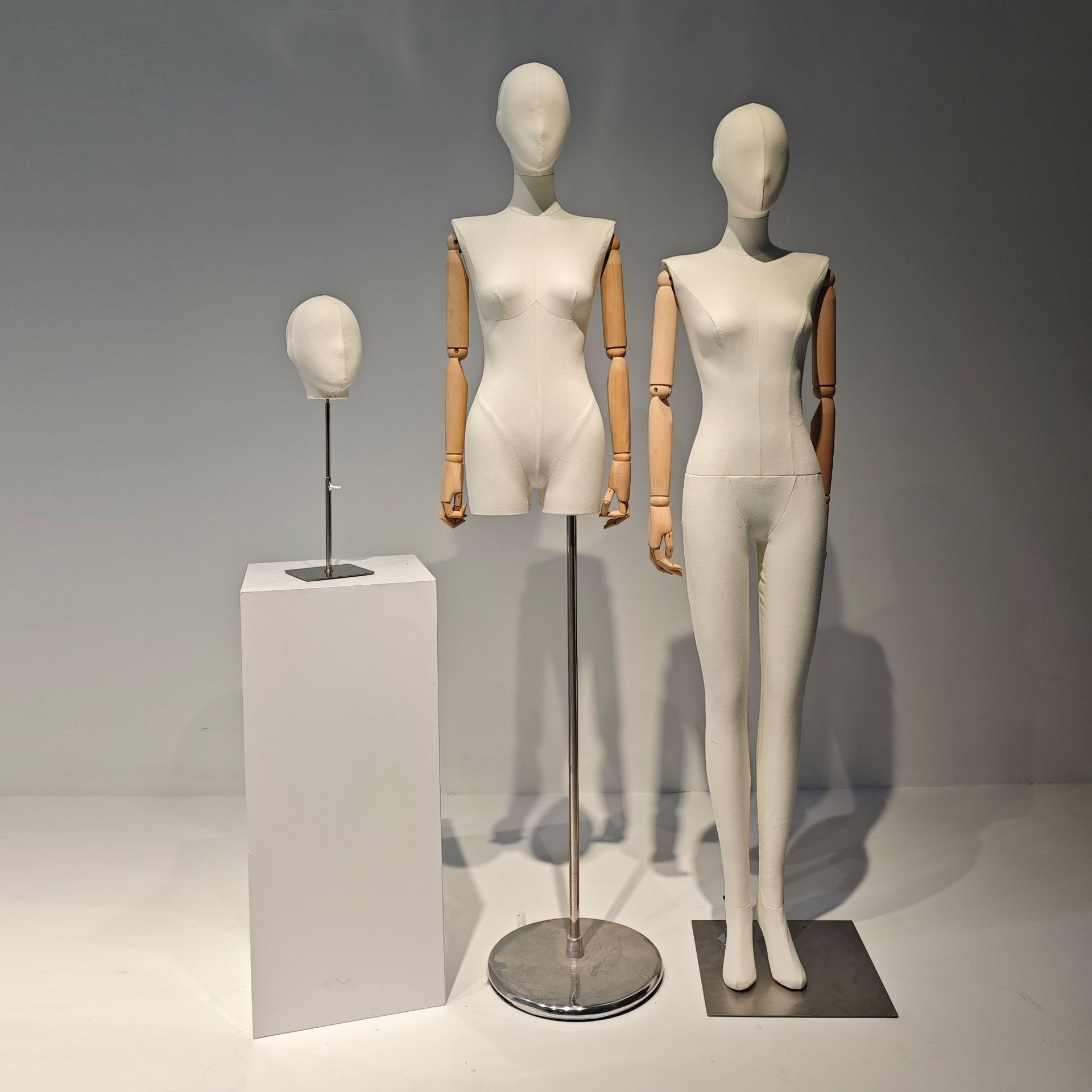 Modelo de hombro plano de piernas divididas estante de exhibición de ropa tienda de ventanas maniquí plataforma de cinco caras modelo de cabeza modelo de vestido de boda accesorios femeninos