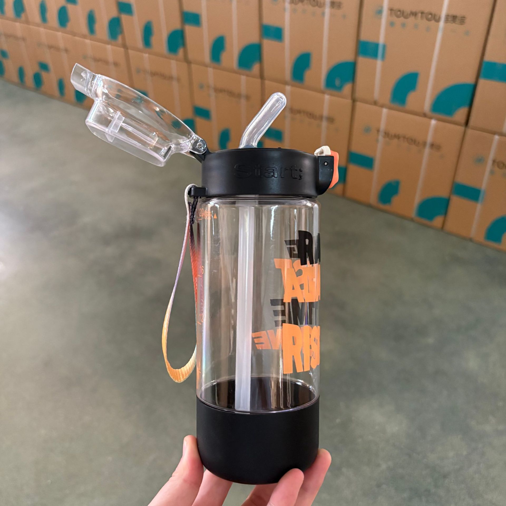 Taza de paja de alto valor de diseño de taza de agua creativa de alta capacidad de taza de agua de plástico portátil con tapa de bala