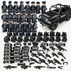 軍事人仔警察黒特警1620公仔は武器子供と一緒に積み木袋を入れて国境を越えた対外貿易をしている