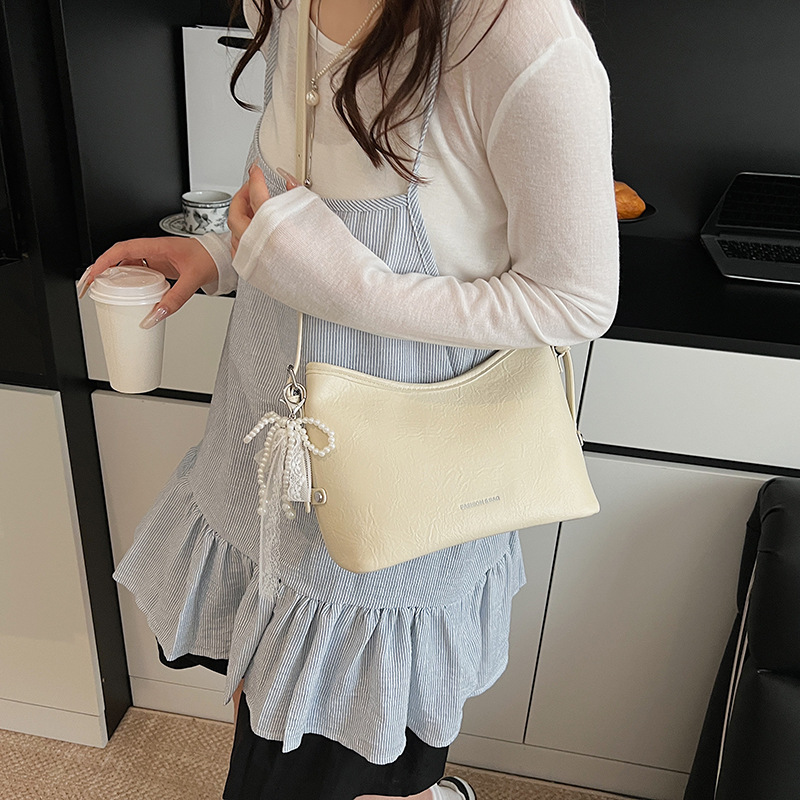 Bolso de axila para mujer 2025 nuevo estilo de alta gama, bolso de hombro de nicho, bolso de mensajero de todo fósforo de cercanías, bolso de cubo popular de este año
