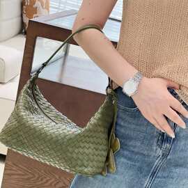 欧美轻奢女士包包批发新月包时尚真皮女包编织包手提大容量腋下包