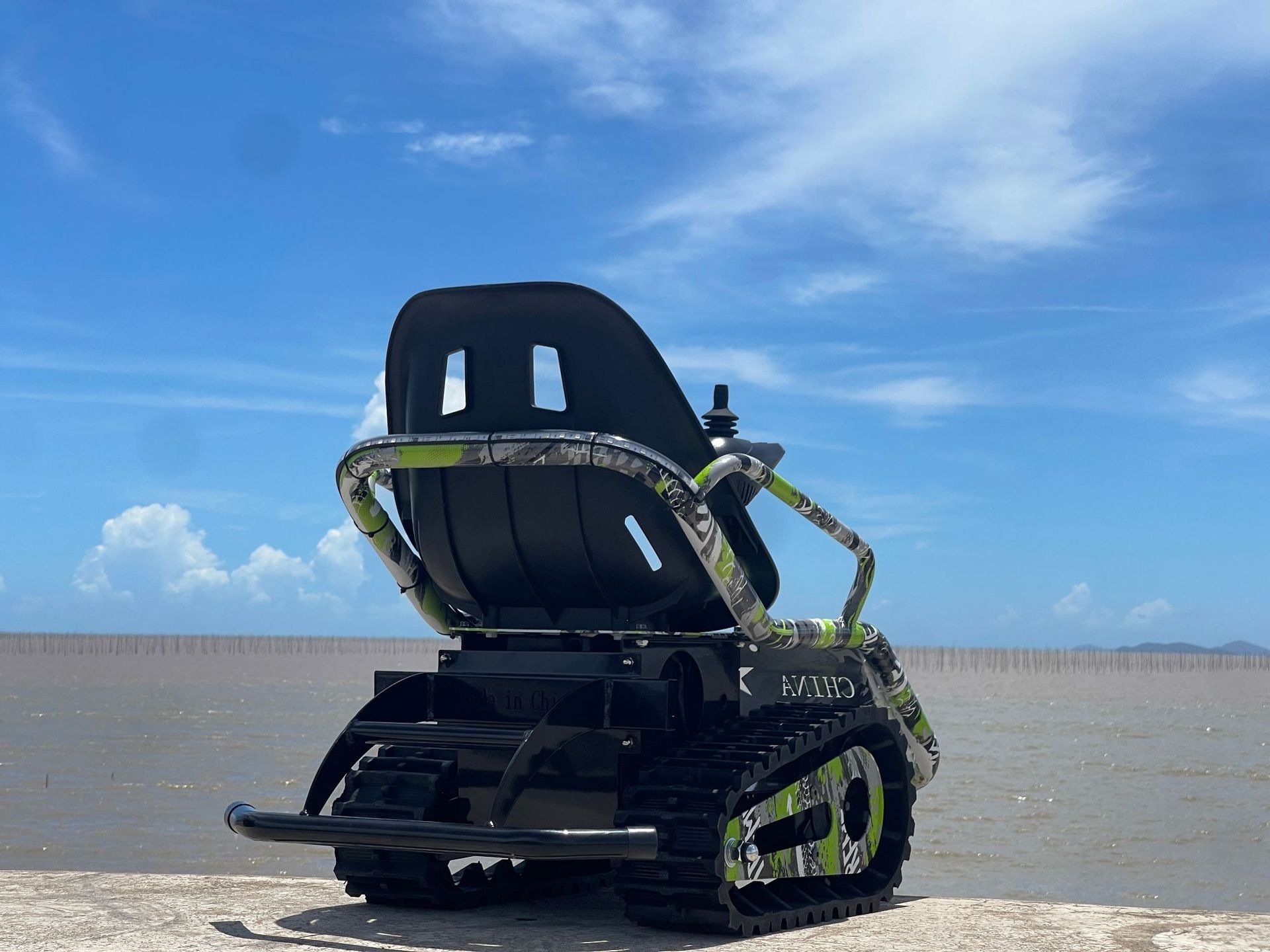 Children's Electric Tracked Beach Vehicle, All-Terrain Tracked Go-Kart, Upgraded Anti-Tip Tracked Tank Vehicle