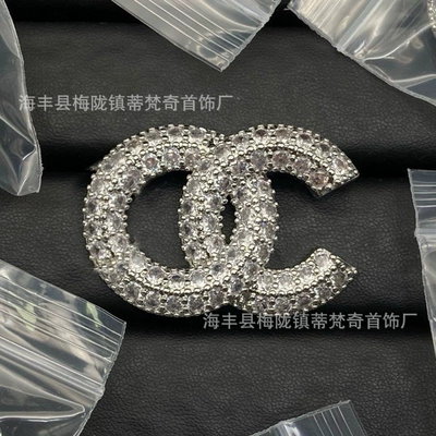 25C New Double C Brooch for Women, Enamel Light Luxury Leather Pearl Heart Small Chanel-Style Tassel Versatile Chanel Grandma Brooch (Yaxa sancaqları) - correct-delivery-of-physical-style-1