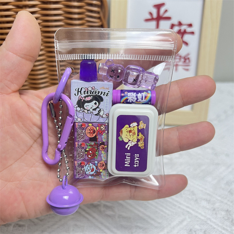 かわいいミニチュアの鼻の子供が食事をして遊んでいます。|undefined