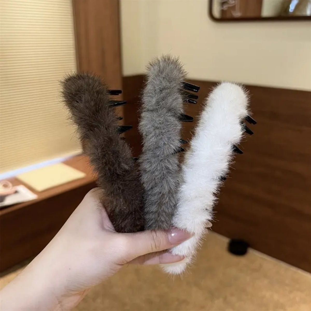 2024 nuevo otoño y invierno engrosado peludo ondulado peludo de textura suelta abrazadera de cabello sensación de alta moda extranjera cabeza