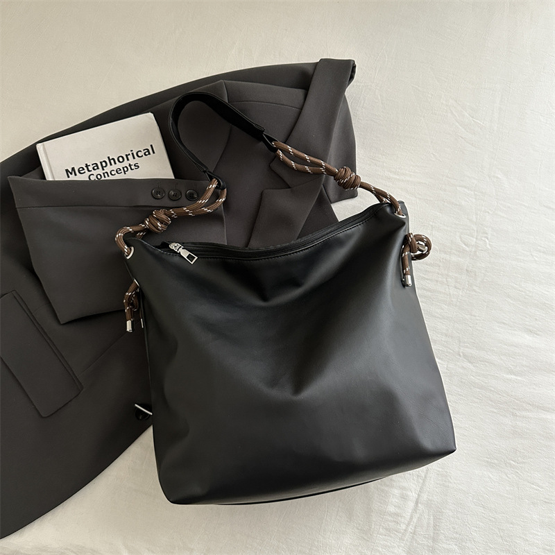 Bolso de mujer 2024 invierno nuevo bolso de alta calidad de gran capacidad bolso de hombro de moda este año popular bolso casual universal