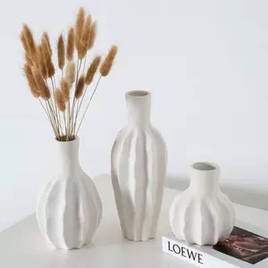 Nordic Style White Porcelain Tear-Shaped Vase for Home Decoration and Gift Giving