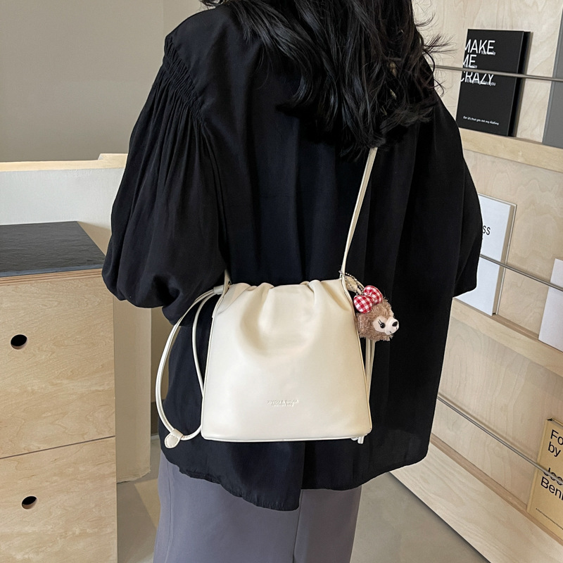 Este año, la popularidad de la bolsa de cinturón de fiebre ultra caliente para mujeres 2024 nuevo estilo de moda universal bolso de hombro de alta calidad bolso de cubo