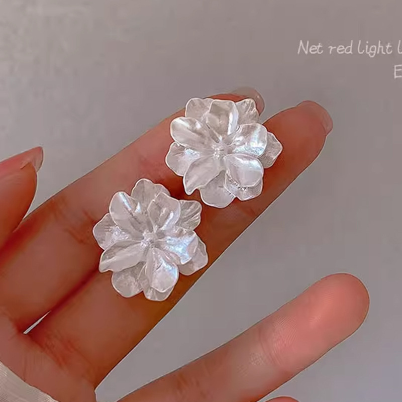 흰 꽃 귀 클립 스타일