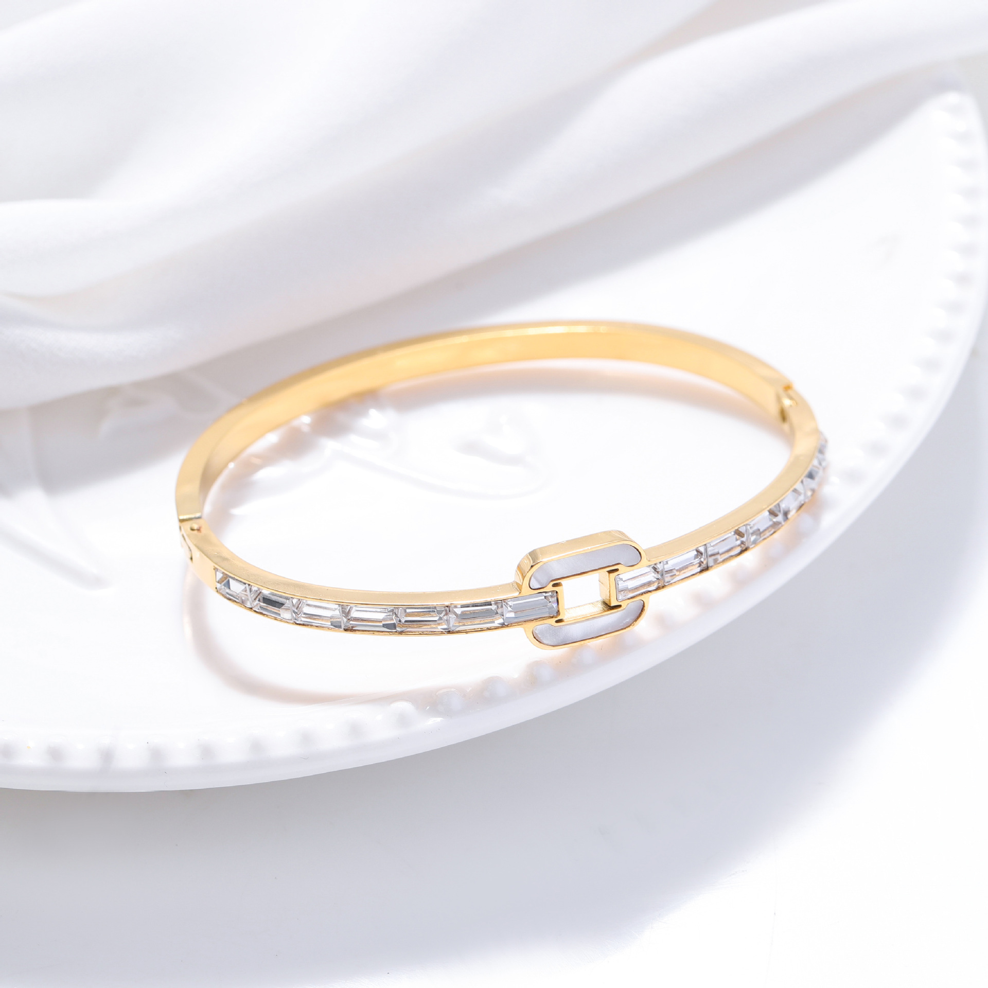 Pulsera de titanio y acero para mujer, diseño moderno y sencillo, pulsera de lujo que no se desvanece, venta al por mayor en stock.