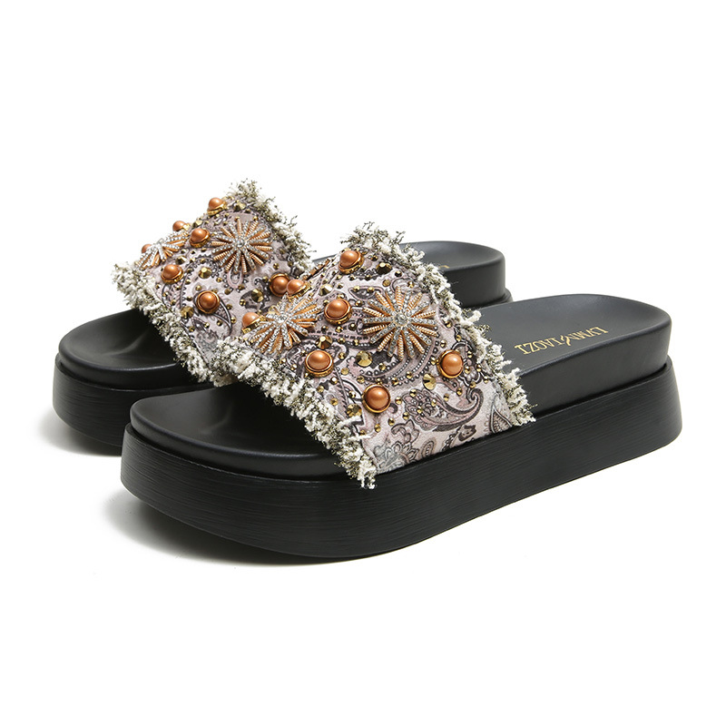 Thick soled slippers for women in summer, fashionable for outdoor wear in 2024