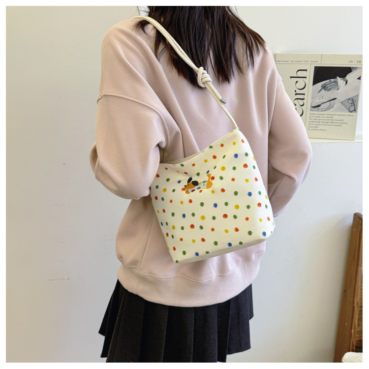 This year, polka dot canvas bags are in vogue for women's autumn and winter 2024. The new versatile commuter single-shoulder crossbody bag is in vogue undefined